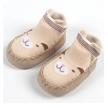 Load image into Gallery viewer, Bear Hugs &amp; Beginnings – Gender Neutral Newborn Gift Box
